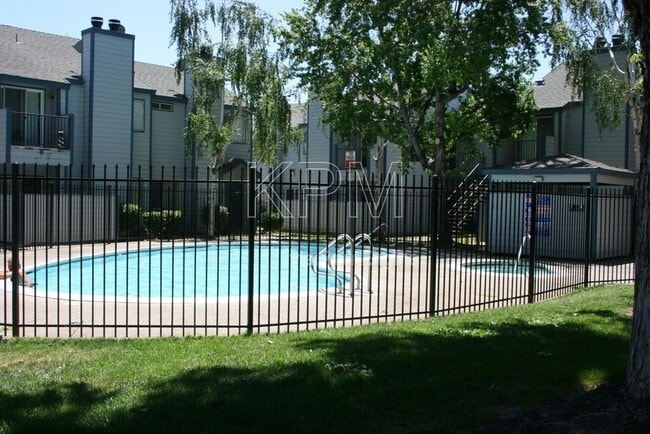 Building Photo - 445 Almond Dr