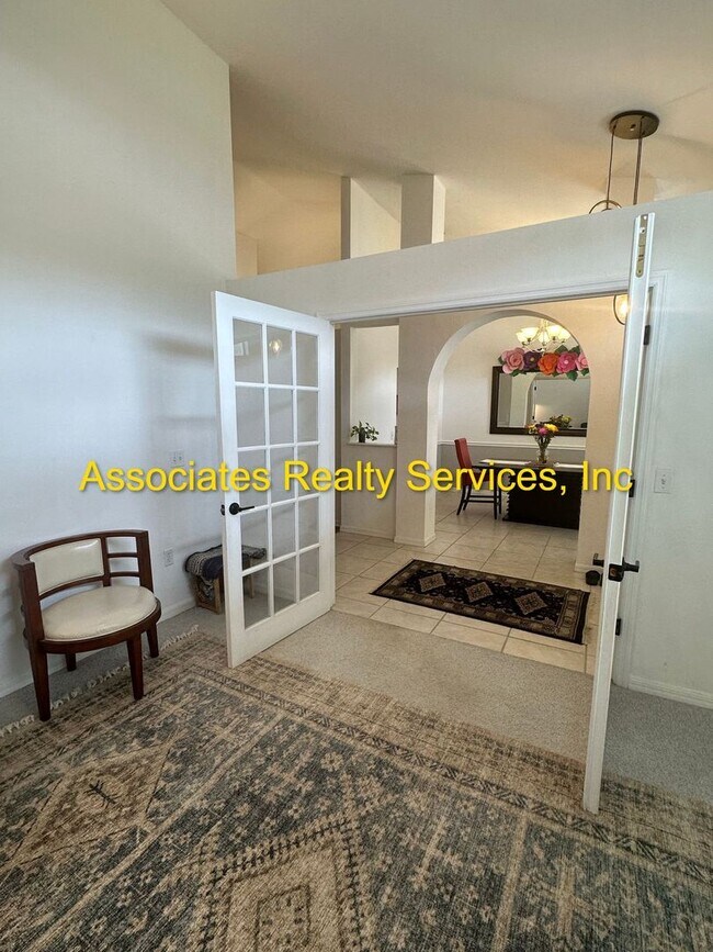 Building Photo - Beautiful 4 Bedroom/3 Bathroom in BROADMOOR!