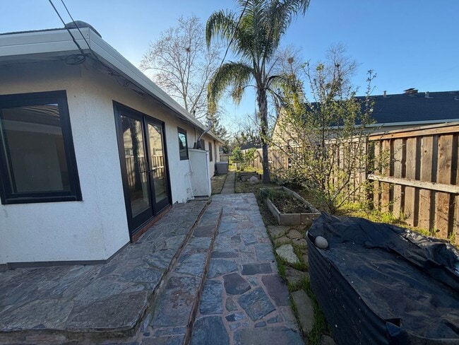 Building Photo - 3 Bed / 1.5 Bath | Thornwood Terrace Home Available Now