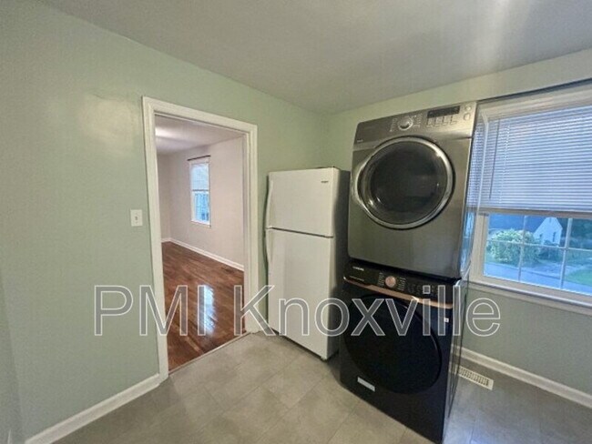 Building Photo - 926 Ledgerwood Ave