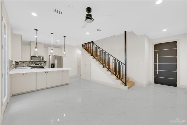 Building Photo - 15 Canary Ave