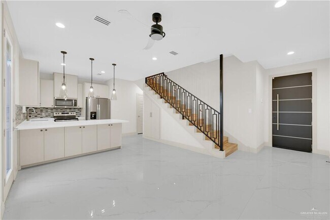 Building Photo - 18 Canary Ave