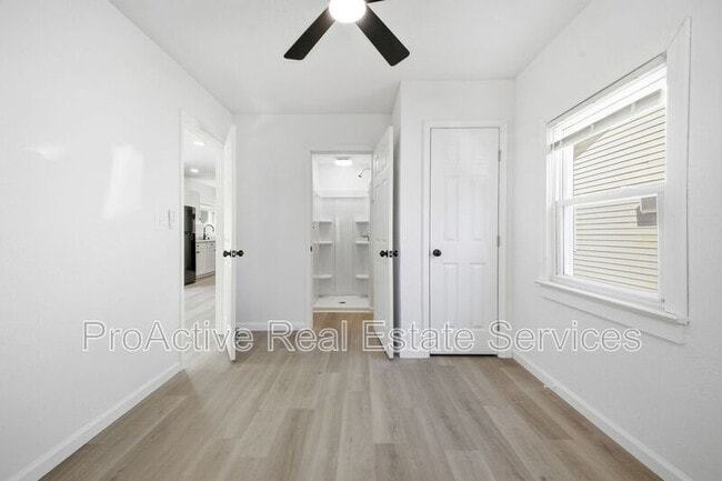 Building Photo - 828 W 42nd St