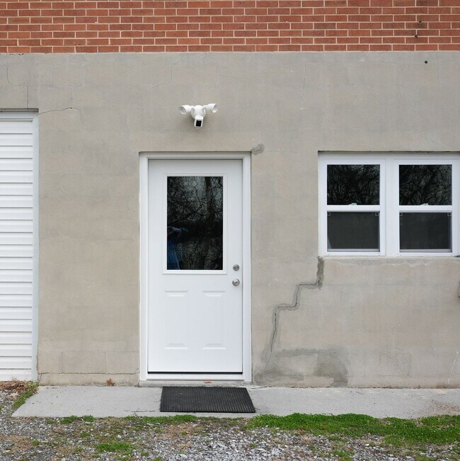 Building Photo - 2305 River Rd