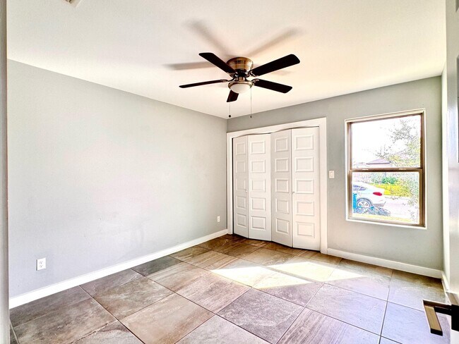 Building Photo - 1009 La Muralla St