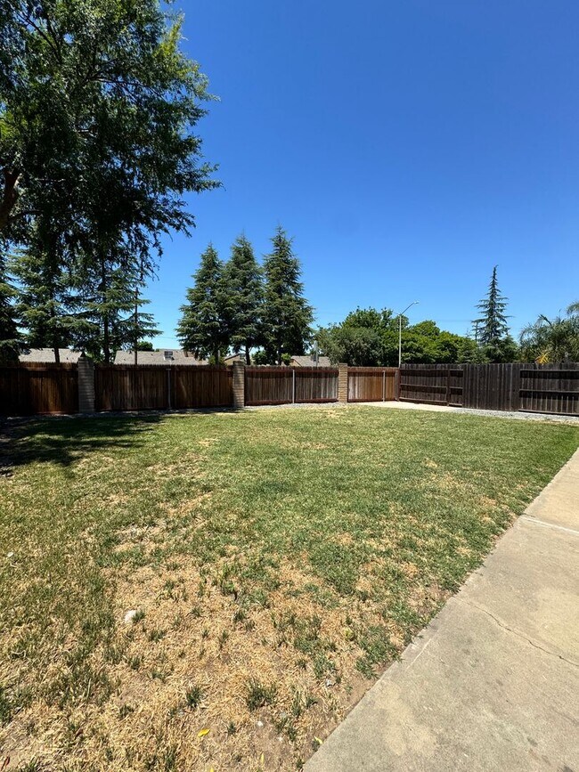 Building Photo - Available now! 3 Bed/2 Bath Home