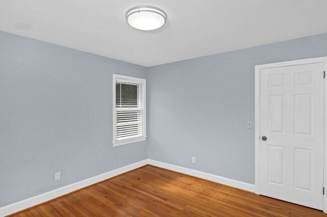 Building Photo - Prime Location! Beautiful Home Only Minutes to The Vista & Downtown