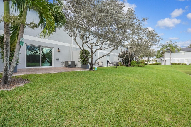 Building Photo - 16207 Sierra Palms Dr