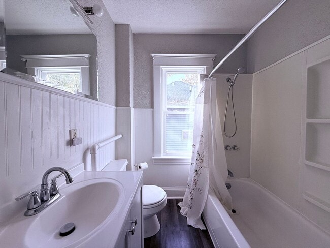 Building Photo - 3-Bed House in Waterloo