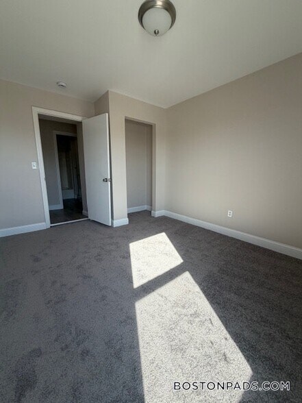 Building Photo - 663 Middle St