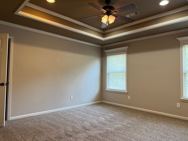 Building Photo - 15229 Skyline Dr
