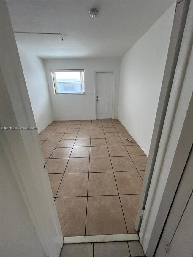 Building Photo - 1 bedroom in Hallywood FL 33020