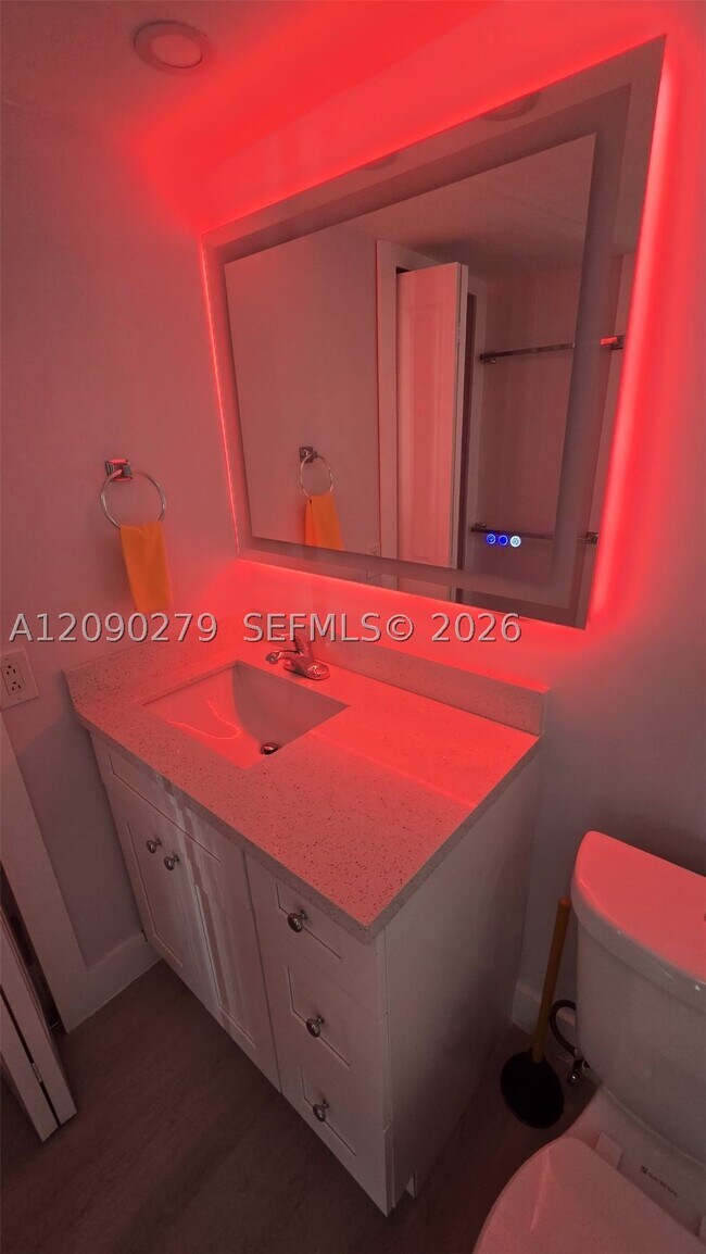Building Photo - 1440 Brickell Bay Dr