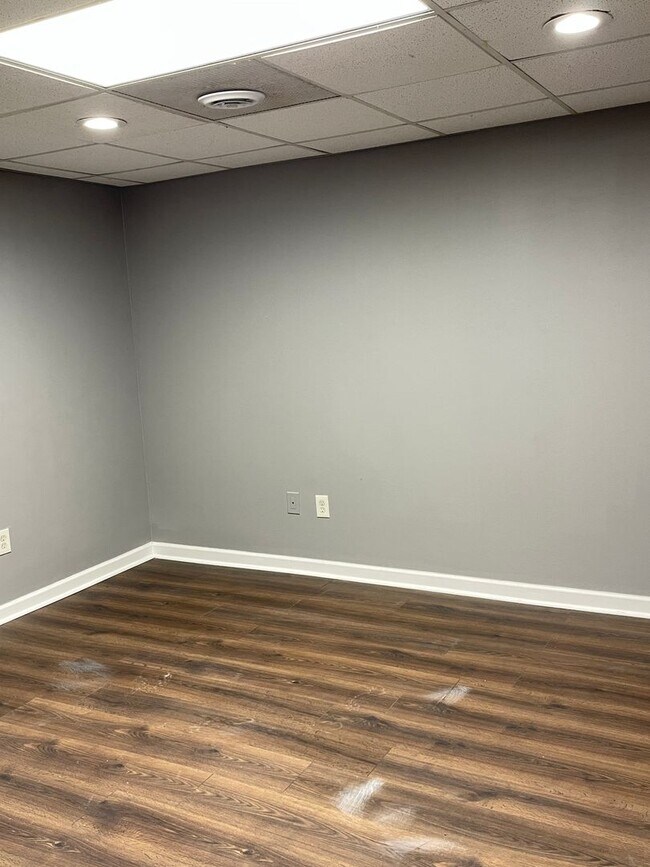 Building Photo - Split Foyer