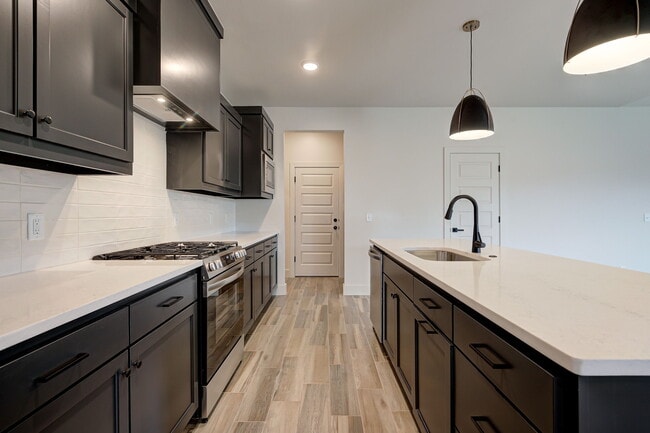 Building Photo - 6016 Kinnick Dr