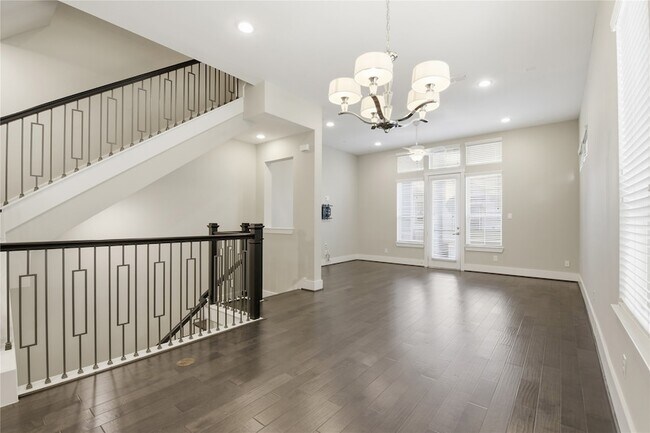 Building Photo - 819 Algona Ave