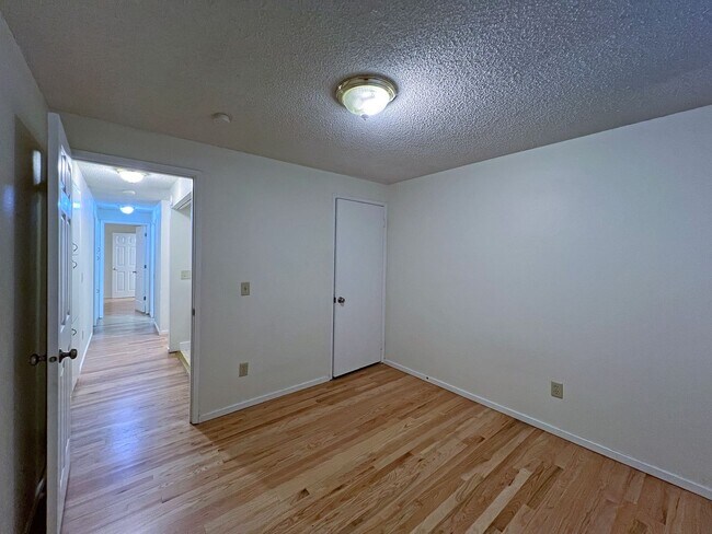 Building Photo - 4 bedroom 2.05 bath rambler on Kent's East...