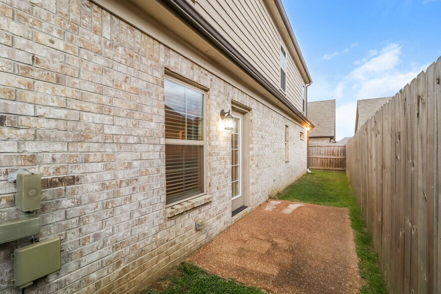 Building Photo - 9464 Cayuga Lp