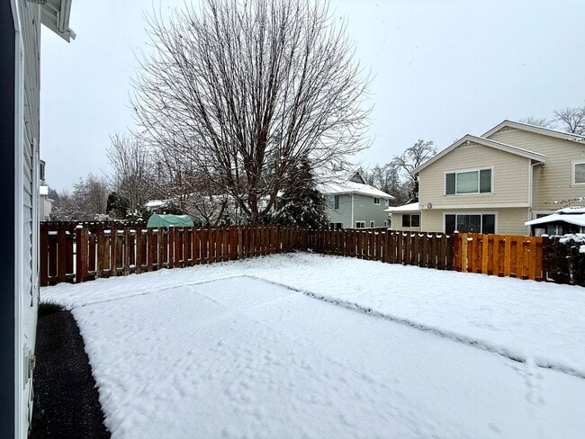 Building Photo - Bright Sammamish Home with Fully Fenced Yard