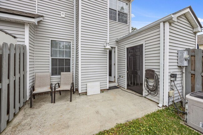 Building Photo - Modern Comfort & Convenience in Regents Green Townhome