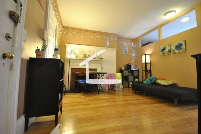 Building Photo - 9/1 Spacious Kenmore Sq 2BR, heat/hot wate...