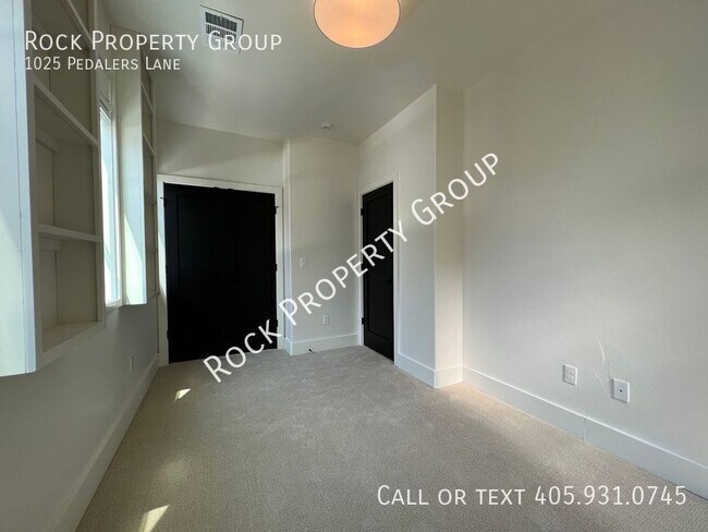 Building Photo - 1025 Pedalers Ln