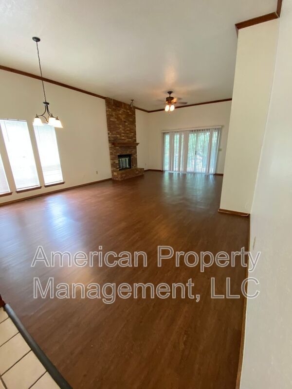 Building Photo - P2-1Q- 7704 S. Hudson Ave
