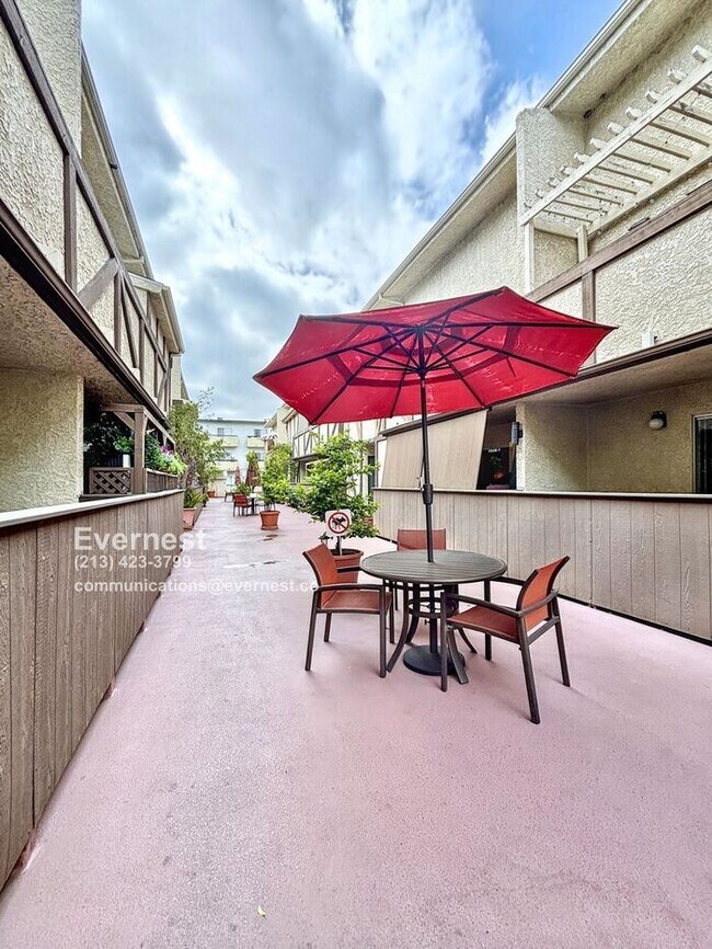 Building Photo - Lovely 2-Bed, 2-Bath Condo with Great Loca...