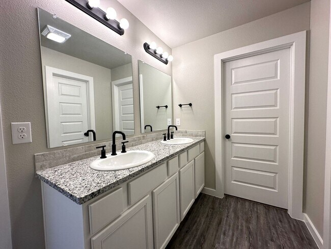 Building Photo - 4Bed/2Bath Available 6/5