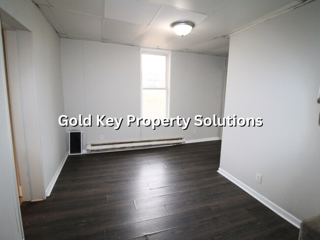 Building Photo - All Electric 2 BR 1 BA House with Main-Level Laundry Hookups (NO SECTION 8)