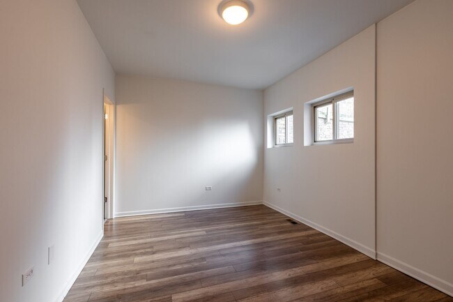 Building Photo - Spacious 3 Bed 2 Bath Duplex Up, In unit W/D in Humboldt Park!