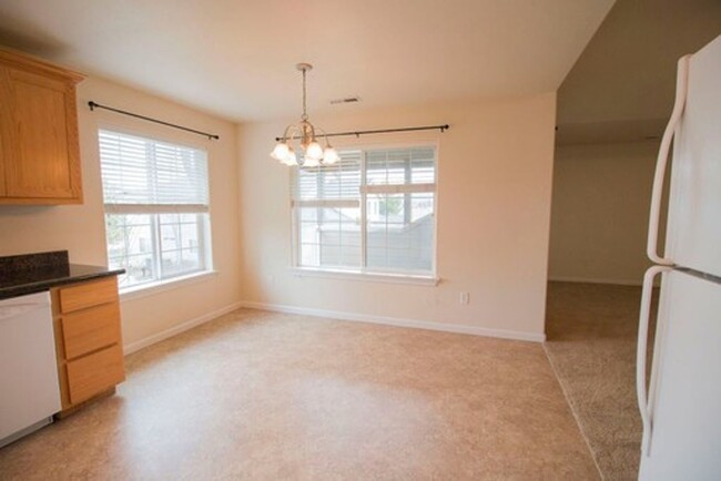 Building Photo - Cute, clean 2 bedroom upstairs apartment w...