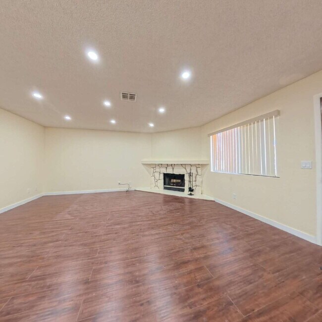 Building Photo - Beautiful 2 Bedroom 2 Bathroom Condo at The Lakes!