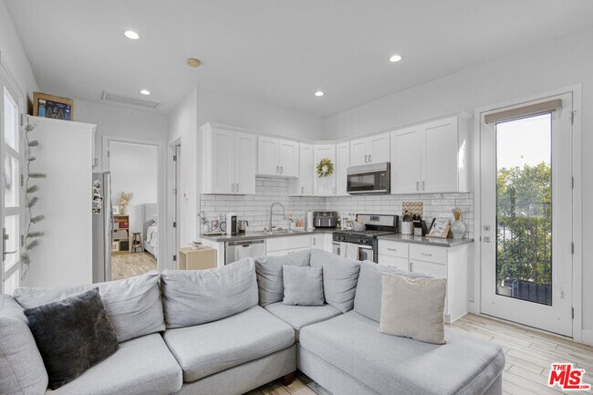 Building Photo - 7310 Woodley Ave
