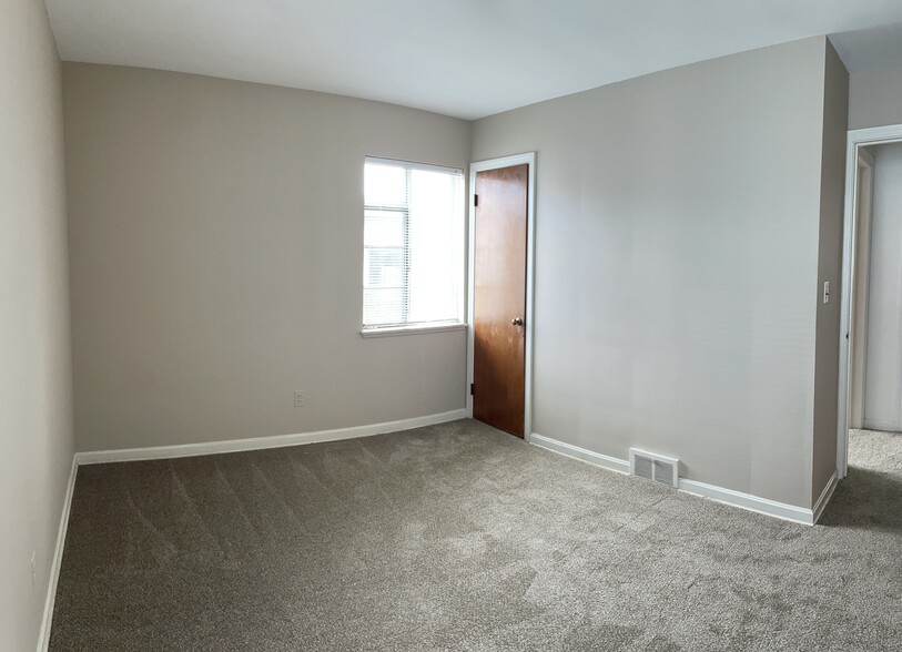 Bedroom #2 - full closet - 2147 Eldred Ave