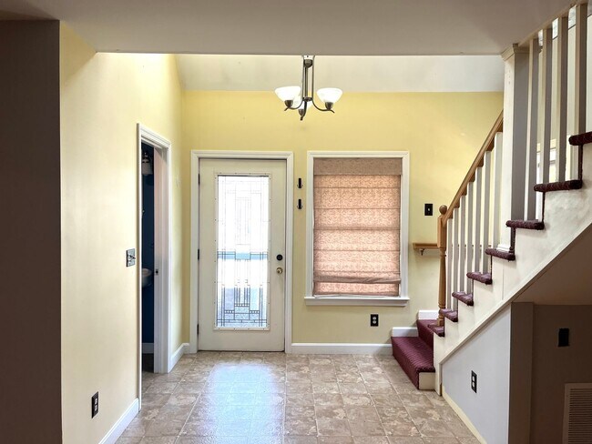 Building Photo - Rare Find Single Family Home in South Port...