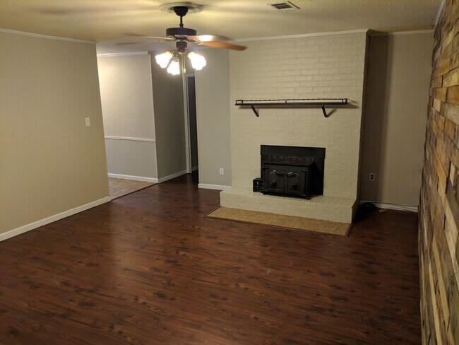 Building Photo - Awesome 4 bed/ 2 bath home located just of...