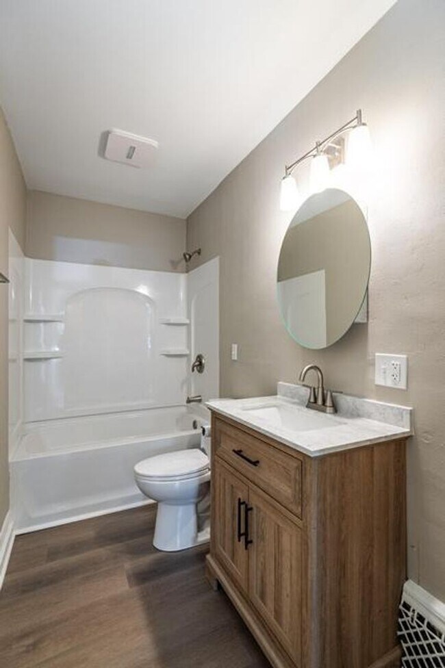 Building Photo - Gorgeous Northside Home with Quartz Countertops!