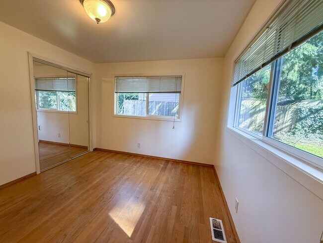 Building Photo - 3bd/1.5ba Edmonds Home