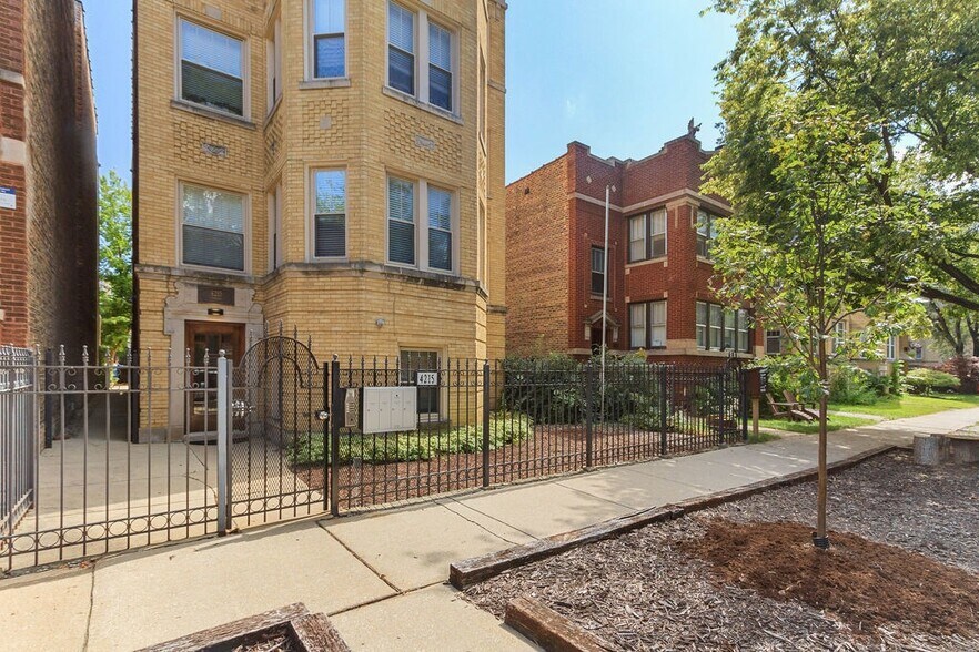 Building Photo - 4215 N Francisco Ave