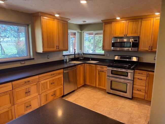 Building Photo - 3 Bedroom Home on Two Acres