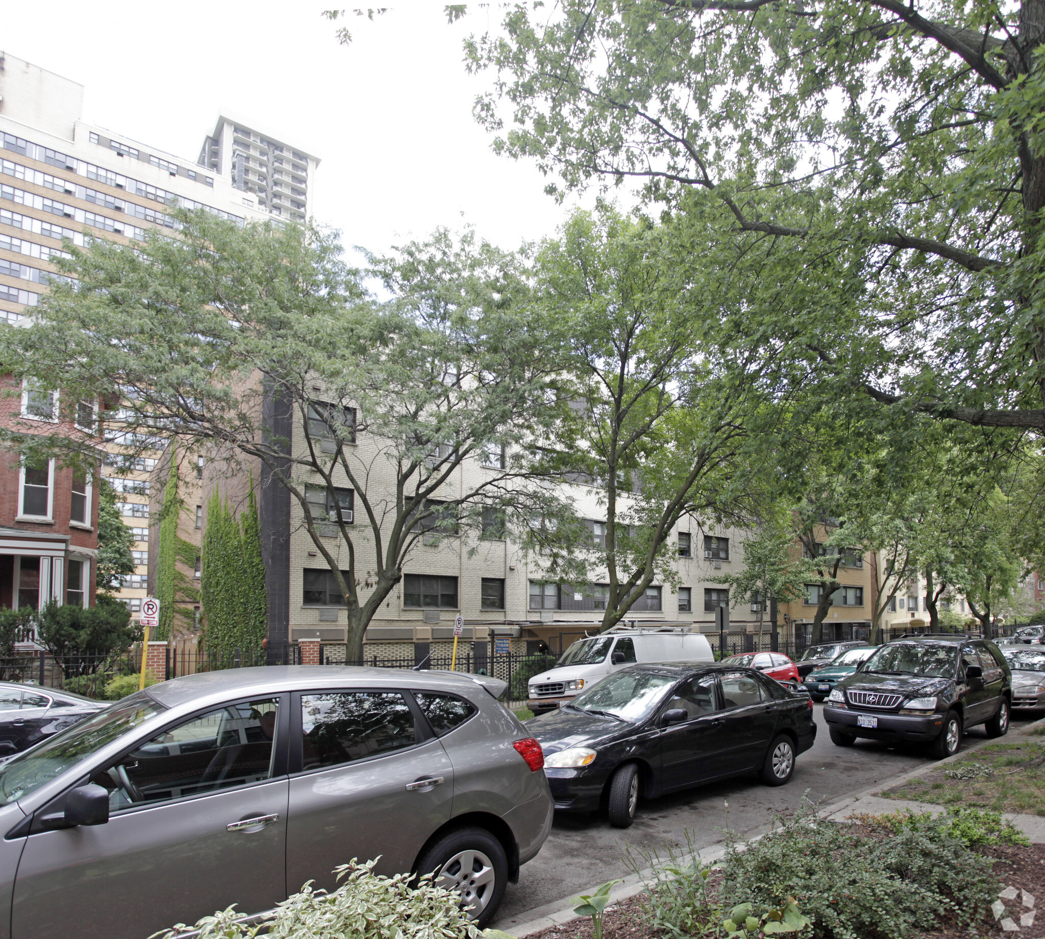 Building Photo - 6011 N Kenmore St