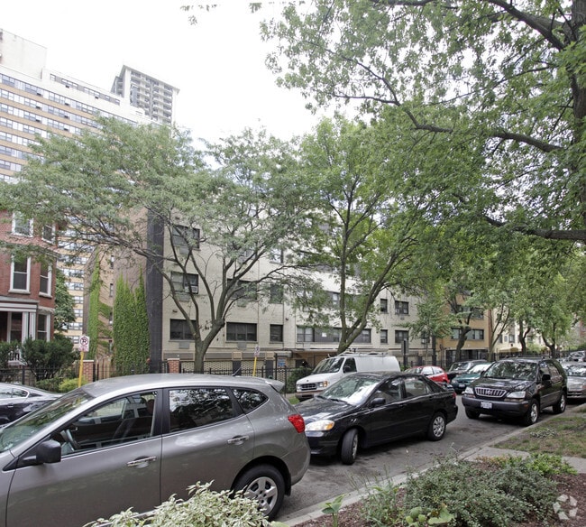 Building Photo - 6011 N Kenmore St