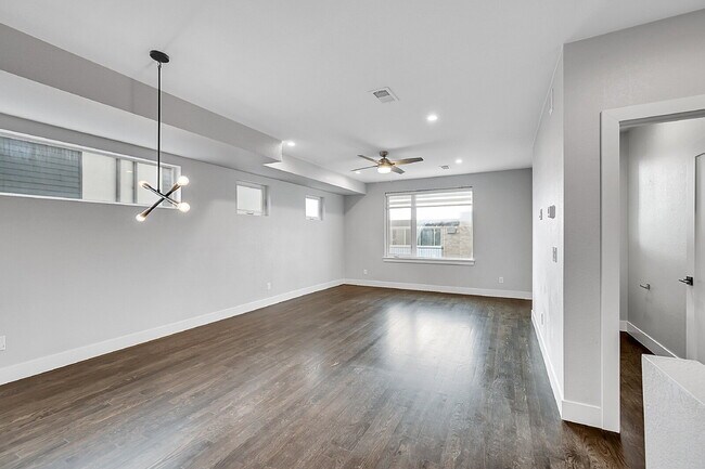 Building Photo - $3,175.00 - 2 Bedrooms, 2.2 Bathrooms, Tow...
