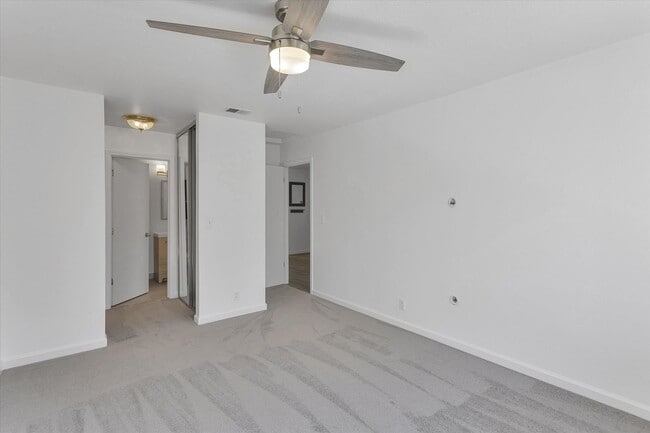 Building Photo - Upstairs Condo with Garage