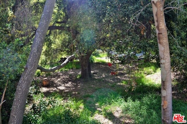 Building Photo - 1671 Happy Trail