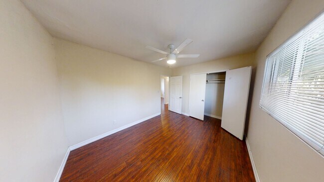 Building Photo - 5BD/2BA on Montezuma with Parking!!
