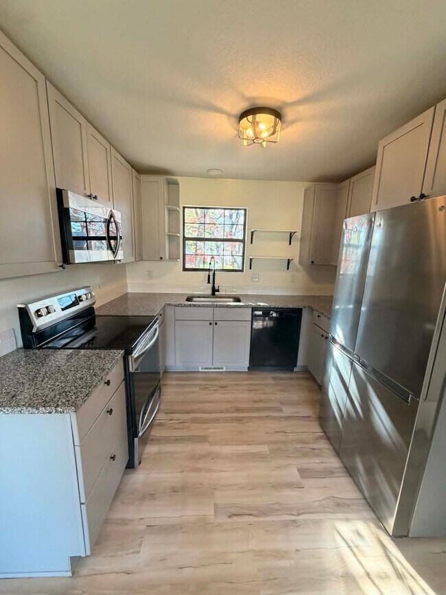 Building Photo - COMING SOON: COMFORT MEETS STYLE IN THIS SPACIOUS BEAUTIFUL 3 BEDROOM / 2 BATHROOM WITH XTRA ROOM...