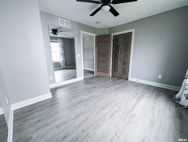 Building Photo - 285 Madison Dr