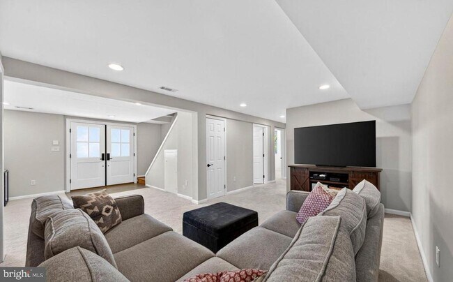Building Photo - 1109 Hillcrest Dr SW